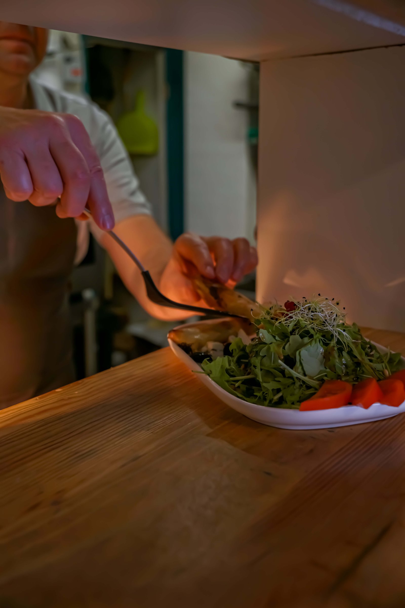 Cuisine ouverte du bistrot Ô Délices à Castellane